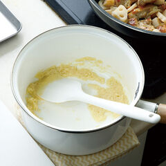 〈ホワイトソース〉<br>① 別鍋でバターを弱火で溶かし、薄力粉をふるいながら加えて炒める。<br>② （１）の粗熱が取れたら、牛乳と生クリームを少しずつ加え、とろみが出るまで混ぜる。塩、白こしょうで味を調える。