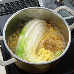 ＜ポトフを作る＞<br>①玉ねぎは３ｃｍ角に切り、セロリは皮をむいて５ｍｍ幅に切り、ベーコンは厚さ１ｃｍの拍子切り、にんにくは半分に切ってつぶす。<br>②鍋にオリーブオイルとにんにくを入れて火にかけ、香りが立ったら玉ねぎ、セロリ、ベーコンを入れて、中火～強火で軽く焼き色を付ける。<br>③白ワインを加えて強火にし、鍋底の焦げを落とすように混ぜながらアルコールを飛ばす。白菜を塊のまま入れ、白菜が半分浸かるまで水を加え、蓋をする。<br>④弱火で３０分ほど煮込み、白菜がやわらかくなったら火を止める。