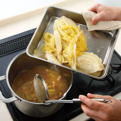 ＜スープを煮詰める＞<br>①ポトフの白菜を取り出す。<br>②強めの中火で１５～２０分ほど加熱し、スープが約１／３量になるまで煮詰める。<br>③粒マスタード、塩を加え味を調整する。