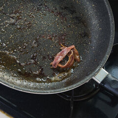 （１）のフライパンの油が少なければオリーブオイル（分量外）を足し、弱火にかける。アンチョビを加え、溶かすように炒める。白ワインを加えアルコールを飛ばし、（２）の茹で汁をおたま１杯分加える｡