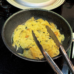 玉ねぎはスライスする。フライパンに潰したにんにく、オリーブオイル（２０ｇ）を入れ強火にかける。香りが出たらローズマリーと玉ねぎ、塩（２ｇ）を加えふたをして弱火で色付かないよう１０～１５分加熱する。