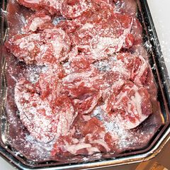 ラムに塩（２ｇ）、粗びき黒こしょうで下味を付け、薄力粉を軽くまぶす。別フライパンでオリーブオイル（１５ｇ）を熱し、ラムを入れ強火でサッと焼き色を付ける。