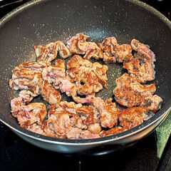 （３）を（２）のフライパンに入れ、中火で３０秒程絡める。