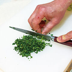 イタリアンパセリとミントは粗く刻み、きゅうりとトマトは５ｍｍ角に切る。<br>にんにくはすりおろしてケッパーは粗く刻み、アンチョビはペースト状になるように細かく刻む。<br>そら豆はさやから取り出して表面の皮をむいたら、お湯でサッと茹でた後に軽く塩をする。