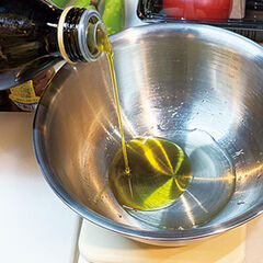 ボウルにレモン汁、酢、オリーブオイルを入れよく混ぜる。