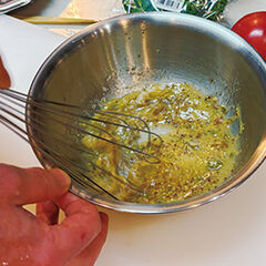 にんにく、ケッパー、アンチョビを加え、さらに混ぜる。<br>そこにイタリアンパセリ、ミント、きゅうり、トマトを加え、あえる。