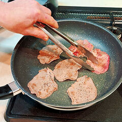 熱したフライパンに、塩と粗びき黒こしょうをふった牛タンを入れ、こまめに返しながら強火でサッと加熱する。<br>牛タンに火が通ったら器に盛り、（３）で仕上げたソースをかけて、そら豆を添える。