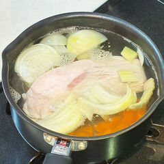 同じ鍋に豚もも肉を入れ、弱火で茹でる。<br>３０分後に火を止め、粗熱が取れるまで冷ます。