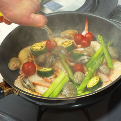 白ワインと水を加え、ふたをして４分強火で蒸す。味見をして、必要なら塩で味を調える。仕上げにオリーブオイル（１５ｇ）、パセリ（残りの半量）をかける。