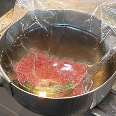 ６５度程度のお湯で３０分茹でる。<br>途中で数回耐熱袋を鍋から取り出し、親指と人差し指で肉をはさみ、表面は次第にかたく、中はやわらかいレアの状態を保っているかを確認する。