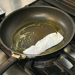 塩たらに小麦粉をつけてオリーブオイル２０ｍｌで強火で焼き、表面に焼き色が付いたら取り出す。フライパンの油を拭き取り、オリーブオイル２０ｍｌ、つぶしたにんにく、とうがらし、アンチョビ、ケッパー、オレガノを入れ、弱火で香りを引き出す。アンチョビはほぐれるように炒める。