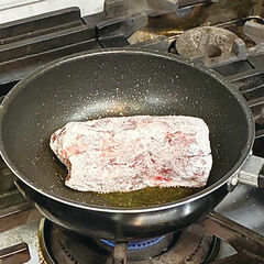 豚肉は表面の水分をふき、塩（４.５ｇ）と黒こしょう、薄力粉を薄くまぶす。<br>じゃがいもは皮をむき、ひと口大に切る。ブロッコリーは小房に分け、塩茹でする。玉ねぎは１ｃｍ幅に切る。セロリは筋を取り、５ｍｍ幅に切る。にんにくは皮と芽を取ってつぶす。レモンはよく洗う。