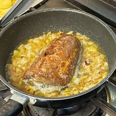 鍋にオリーブオイルを熱し、豚肉とじゃがいもを入れる。中火で全面にしっかり焼き色を付けて取り出す。<br>同じ鍋ににんにく、ローズマリーを入れ、にんにくに色が付いたら玉ねぎ、セロリを入れ、ふたをして中火で時折まぜながら、５～６分炒める。