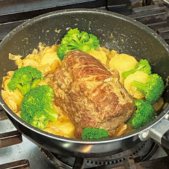 豚肉とレモンを取り出し、豚肉は１０分休ませる。塩茹でしたブロッコリーを（３）の鍋に加え、軽く火を通す。<br>豚肉を１.５～２ｃｍ幅に切り、野菜や煮汁とともに盛りつける。