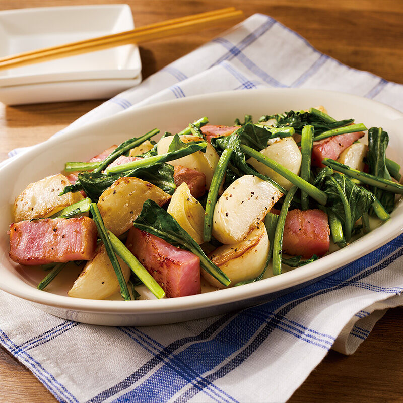 葉っぱもおいしい春かぶとベーコンのソテー