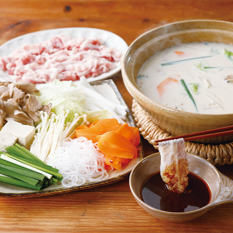 麻辣たれで食べる豚肉と白菜の豆乳しゃぶしゃぶ