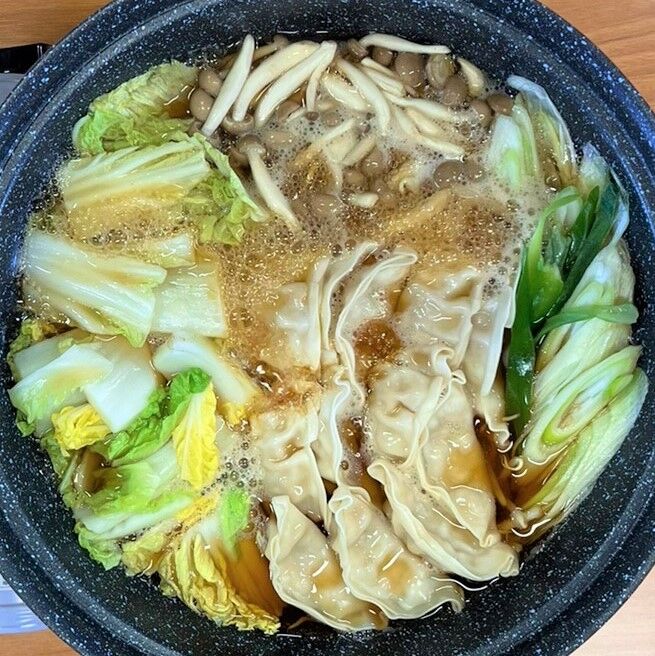 白菜と冷凍ぎょうざのお手軽鍋